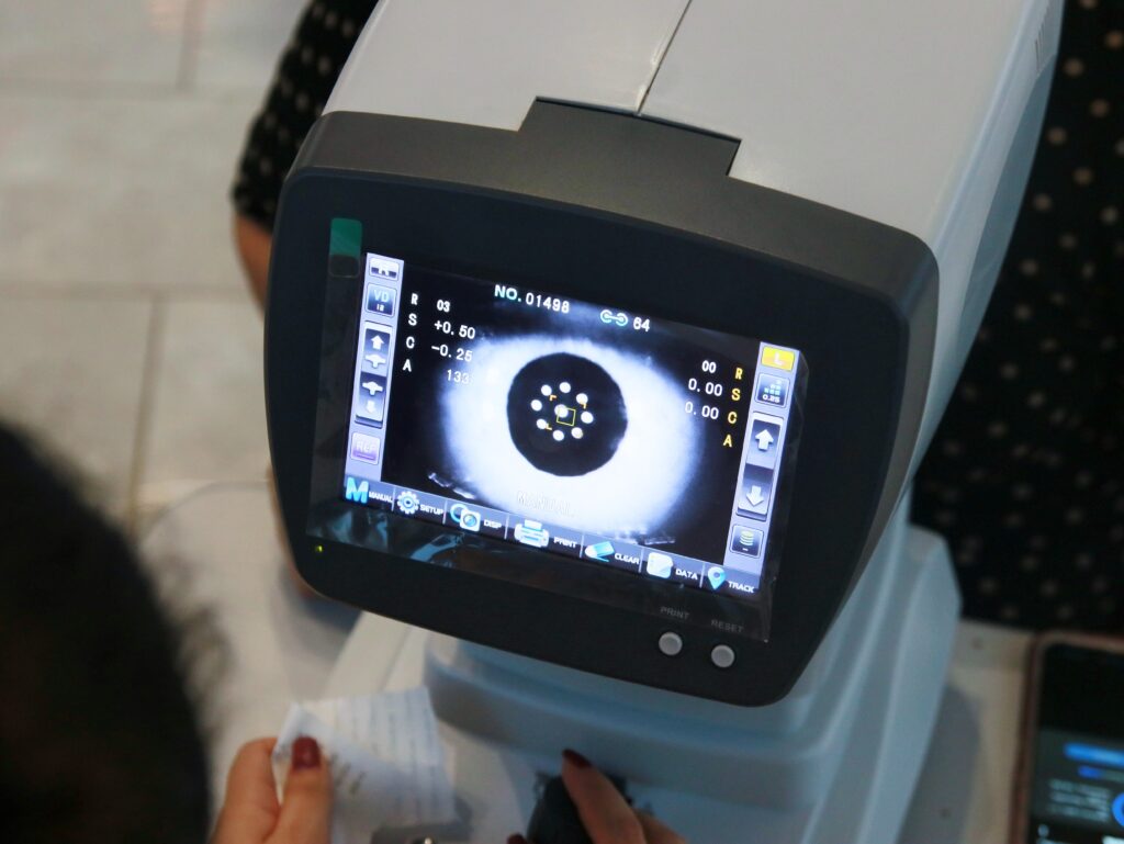 Examen computarizado a través de un autorrefractómetro. Examen computarizado a través de un autorrefractómetro.
